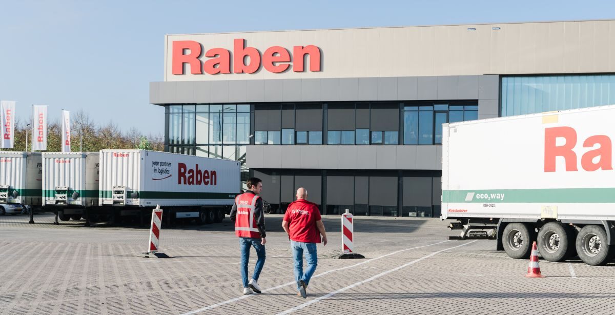 Raben Group logistiek centrum met vrachtwagens op het terrein, ondersteund door schaalbare ICT-oplossingen van Kremer.